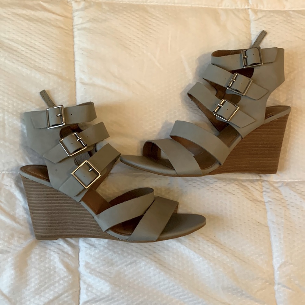 Tahari Serena Wedge Sandals, size 7 brand new